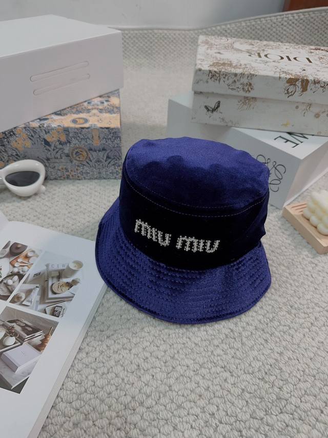Miu家 23新款高品质丝绒渔夫帽 高级定制 做工精细 欧美时尚风格 秋冬佩戴款 不入手真的要后悔
